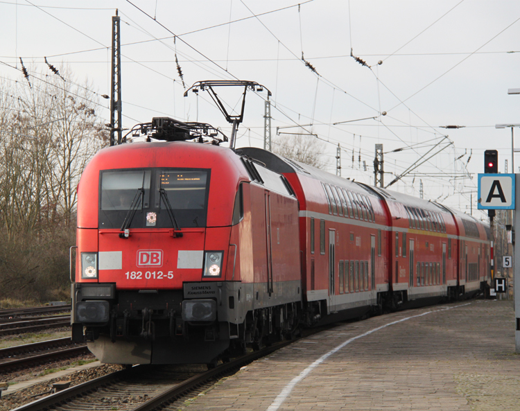 ex Railion 182 012-5 mit RE 37376 von Cottbus nach Wismar bei der Einfahrt im Bahnhof Bad Kleinen.28.12.2011