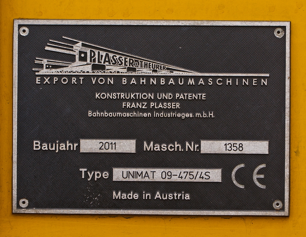 Fabrikschild der Plasser und Theurer Universalstopfmaschine Unimat 09-475/4S der DGU - Deutsche Gleisbau Union (Koblenz), abgestellt am 22.09.2012 in Betzdorf/Sieg. 