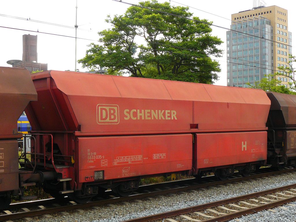 Falns von DB Schenker mit Nummer 81 80 6633 035-3 Gleis 16b Utrecht Centraal Station, Niederlande 22-06-2012.