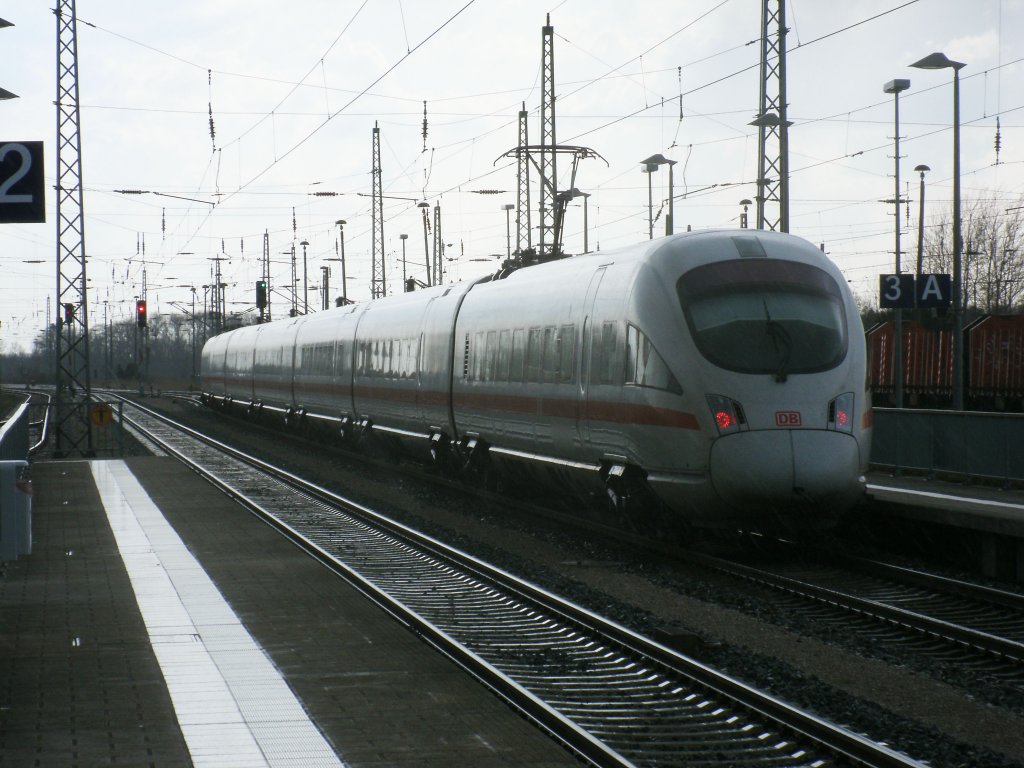 Fast zum Stillstand kam ICE 411 051-6 vor dem Ausfahrsignal in Bergen/Rgen,am 21.April 2012,als das Ausfahrsignal von Halt auf Ausfahrt wechselte.