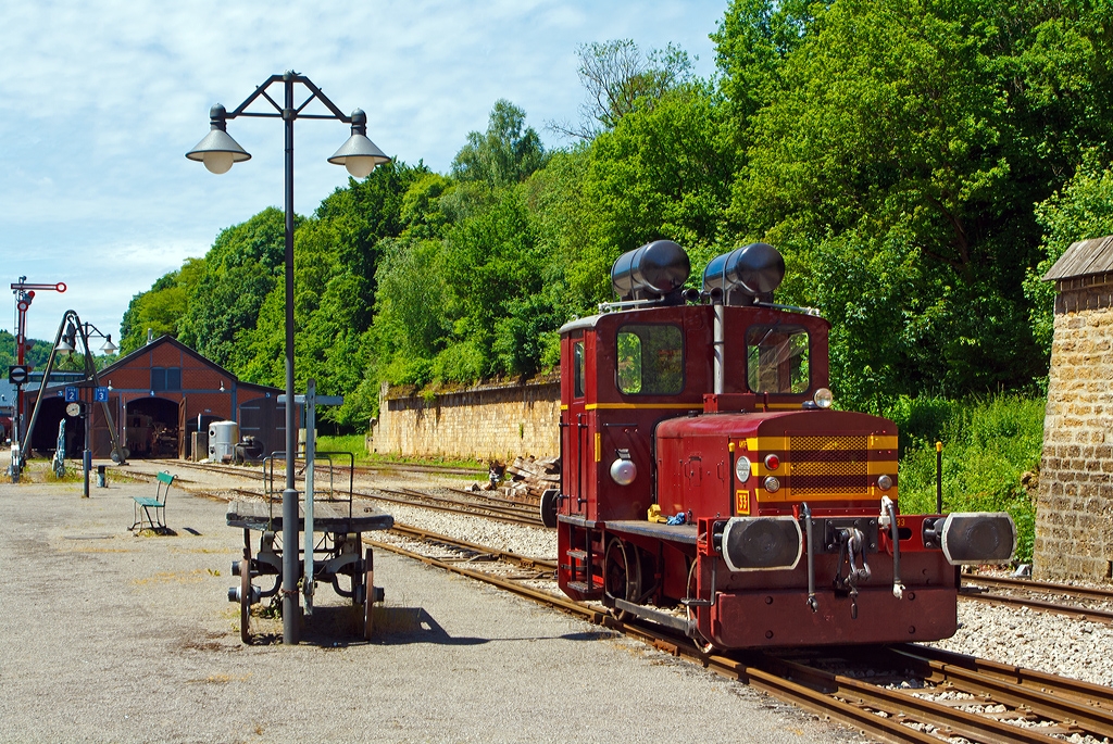 Faszination Museumsbahn bei der AMTF (Association des Musée et Tourisme Ferroviaires) bzw. “Train 1900”. 

Die (Deutz 56776) AMTF Nr. 33, ex Hadir 33, ex Arbed 33 am 16.06.2013 in Fond de Gras. 
Die Deutz-Diesellok vom Typ A4L 514 R wurde 1957 von Deutz unter der Fabriknummer 56776 gebaut und über DEMAG, Duisburg an das Hüttenwerk Hadir in Differdingen (Differdange, Luxembourg) geliefert und dort als Lok N° 33 bezeichnet. Das Werk wurde 1967 von der ARBED übernommen (heute ArcelorMittal), und die Lok als Arbed 33 - Série 180 bezeichnet.

Schon 1980, nach 23 harten Dienstjahren, ging die Lok zur Museumsbahn AMTF. Hier wurde der Motor überholt und Druckluftbremsen nachträglich eingebaut.

Technische Daten:
Hersteller/Fabrik-Nr.: Deutz 56776
Bauart: B – dm
Spurweite: 1.435 mm
Leistung: 55 PS
Höchstgeschwindigkeit: 15 km/h