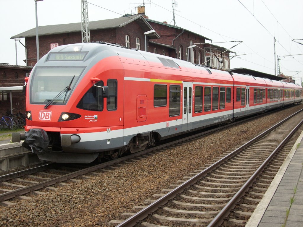 Flirt 429 030 als RE Rostock-Sassnitz am 08.Mai 2009 im Bahnhof Velgast.