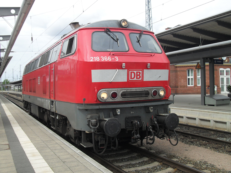 Freude war gro als heute 218 366-3 im Rostocker Hbf auf Ausfahrt Richtung Stralsund gewartet hat.(30.07.10)