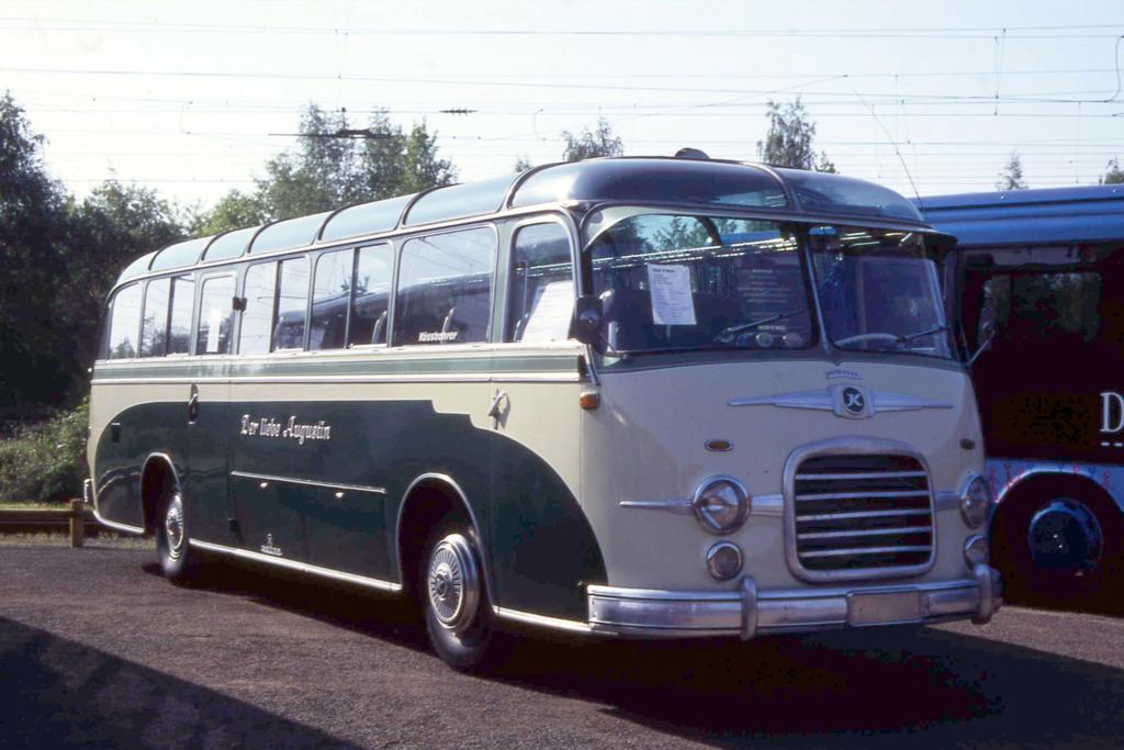 F�r diesen Setra Oldtimer Reisebus habe ich keine Typenbezeichnung parat.
Er stand am 10.5.1998 mit der Aufschrift  Der liebe Augustin  in Minden. 