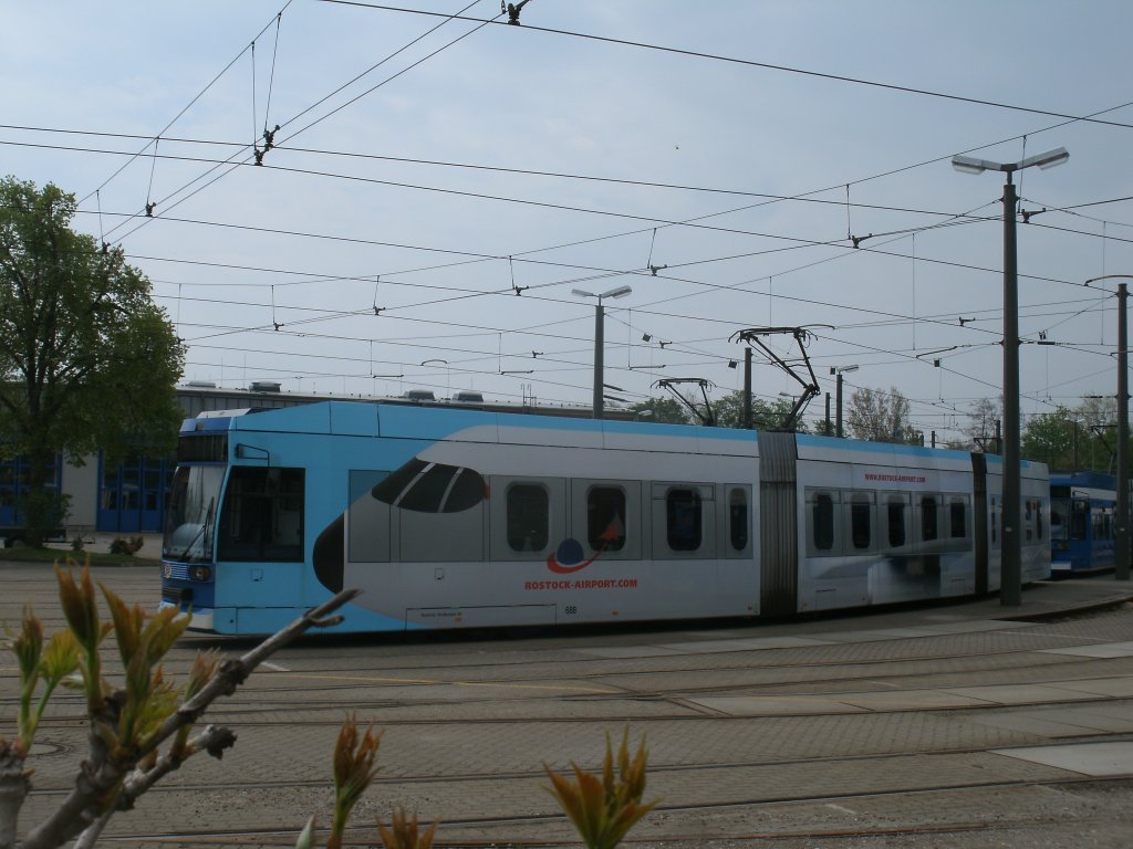Fr den Flughafen Rostock Laage wirbt der Tw 688,der hier am 09.Mai 2013,im Depot Hamburger Strae stand.