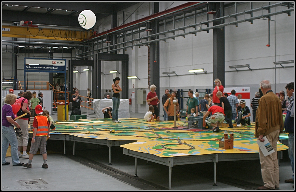 Fr die Kinder ist eine Spielzeugeisenbahn aufgebaut. Nachgebildet war das Land Brandenburg mit einigen Bahnhfen (Tag der offenen Tr S-Bw Grnau, 08.08.2010)