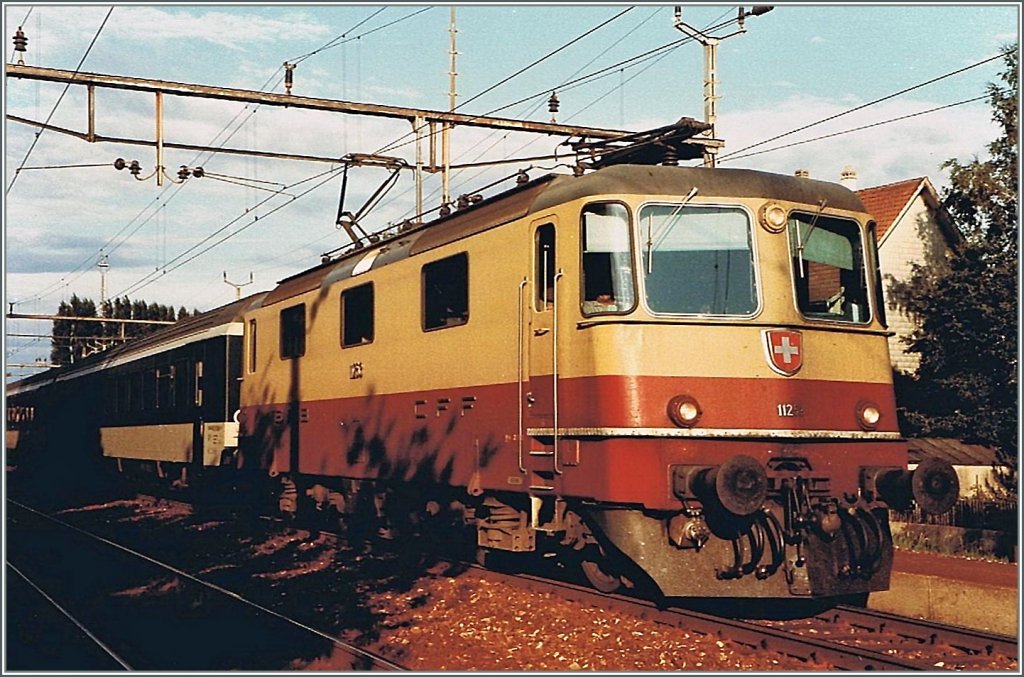 F�r die TEE-Z�ge wie zB.  Roland ,  Cisalpino  und  Lemano  lackiert die SBB einige Re 4/4 II in den TEE Farben. 
Mit dem Zerfall des Trans Europ Express Netzes wurden diese Loks auch vor  normalen   Z�gen eingesetzt, wie hier die Re 4/4 II 11258 vor einem Schnellzug Z�rich - Biel beim Halt in Grenchen S�d. (Scann)
4. Aug. 1984