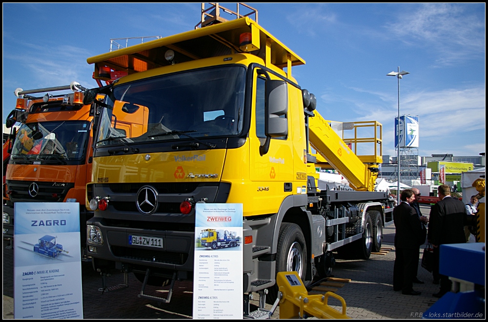 Für VolkerRail ist dieses Zweiwegefahrzeug auf Basis des Mercedes ACTROS im Einsatz. Es besitzt einen Wechselrahmen für Aufbauten mit Verriegelung (INNOTRANS 2010, gesehen Berlin 23.09.2010)