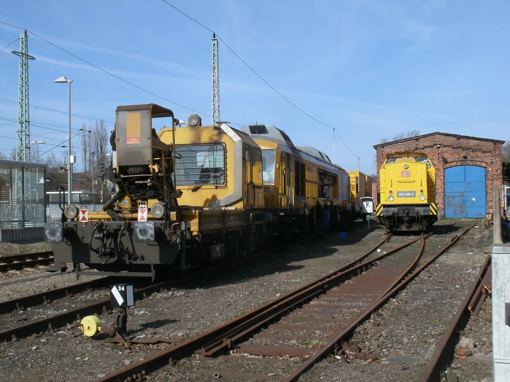 GAF,Schienenfrsmaschine und die 203 308-2,am 25.April 2013,vor dem Lokschuppen in Bergen/Rgen. 