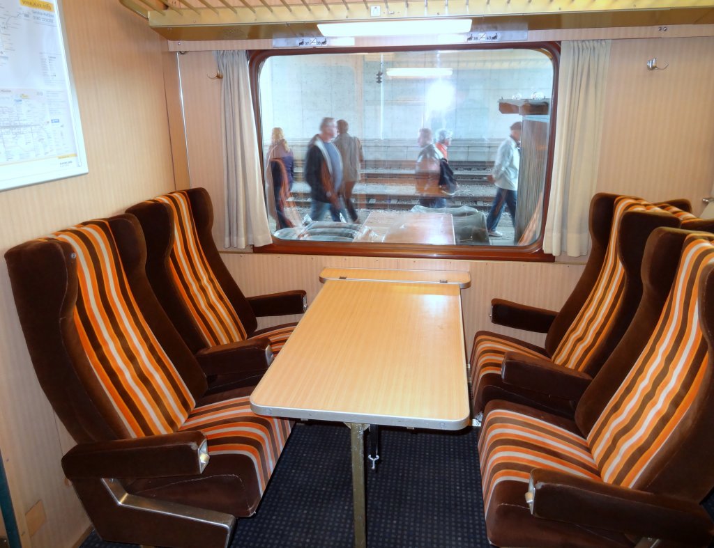 Gem�tliche Sitzgruppe in einem alten Speisewagen. Aufgenommen am 14.Oktober 2012.