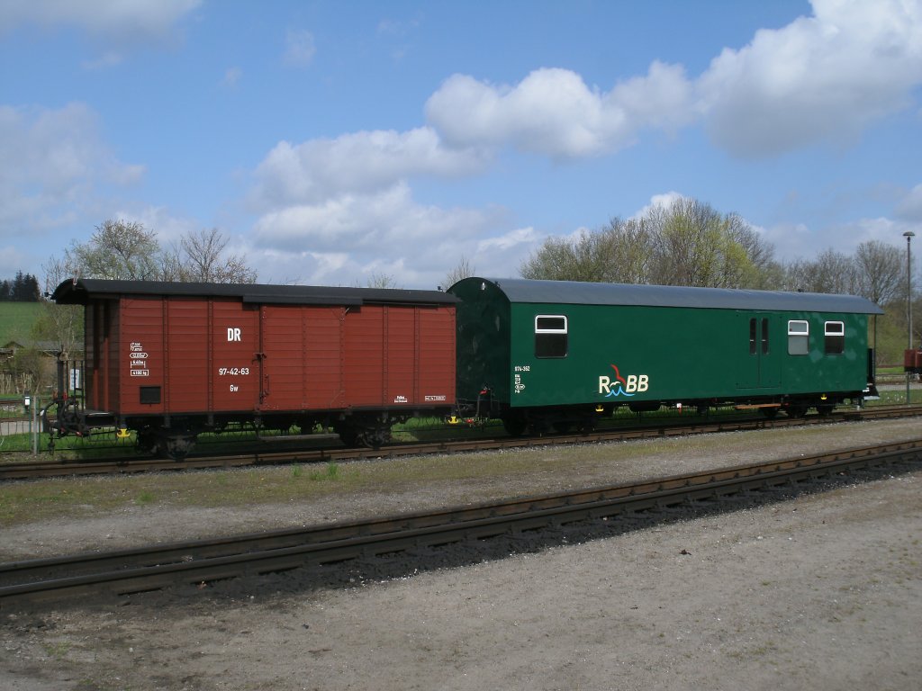 Gepckwagen und ein Gw,am 05.Mai 2013,standen auf dem Streckengleis nach Lauterbach Mole in Putbus.