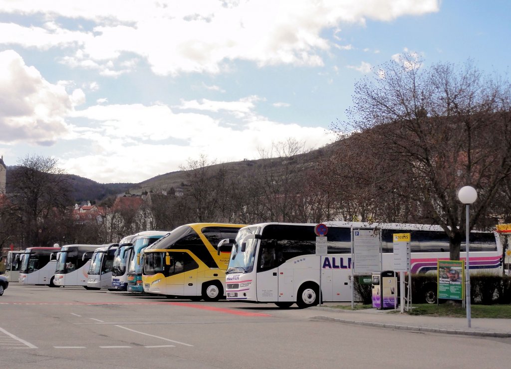 Gesamtbild des Busparkplatzes in Krems an der Donau. Vorne ein VOLVO 9900 von ALLMER Reisen aus sterreich.13.4.2013.