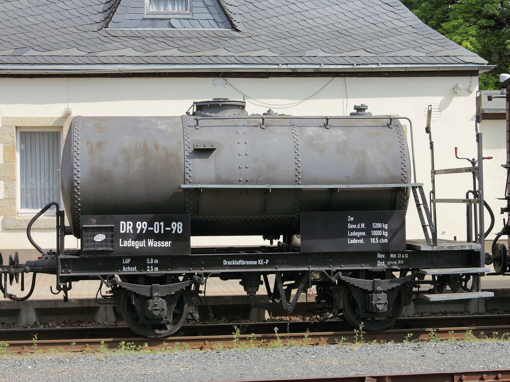 Gterwagen fr Wasser 99-01-98  am 13. Juli 2013 im Bahnhof Elend.