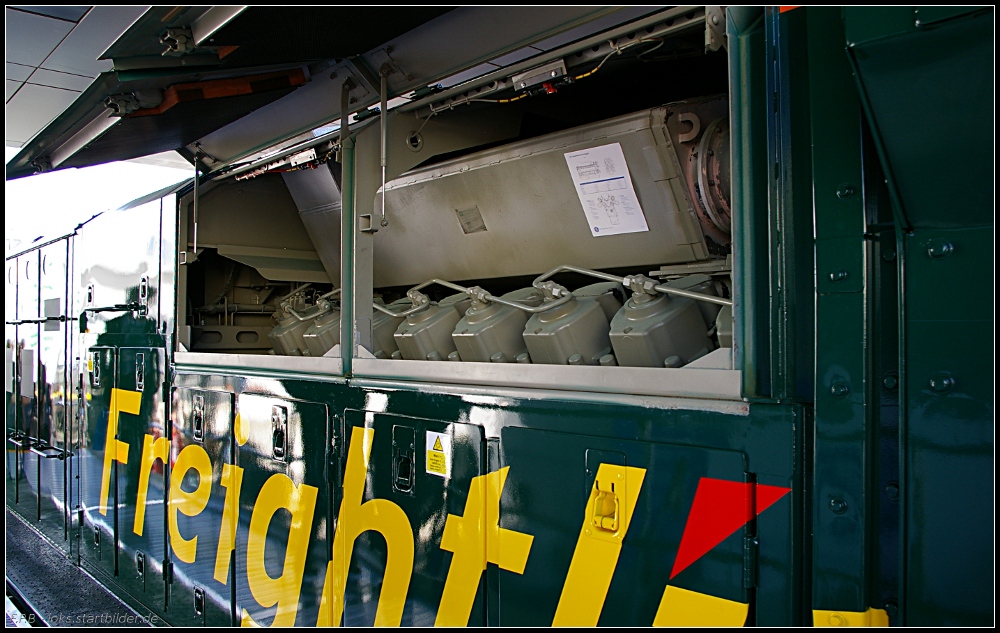 Gut verbaut ist der Motor der GE Class 70, hier sieht man die acht Zylinder des Blocks. Der Motor leistet 3700 PS (INNOTRANS 2010, gesehen Berlin 22.09.2010)