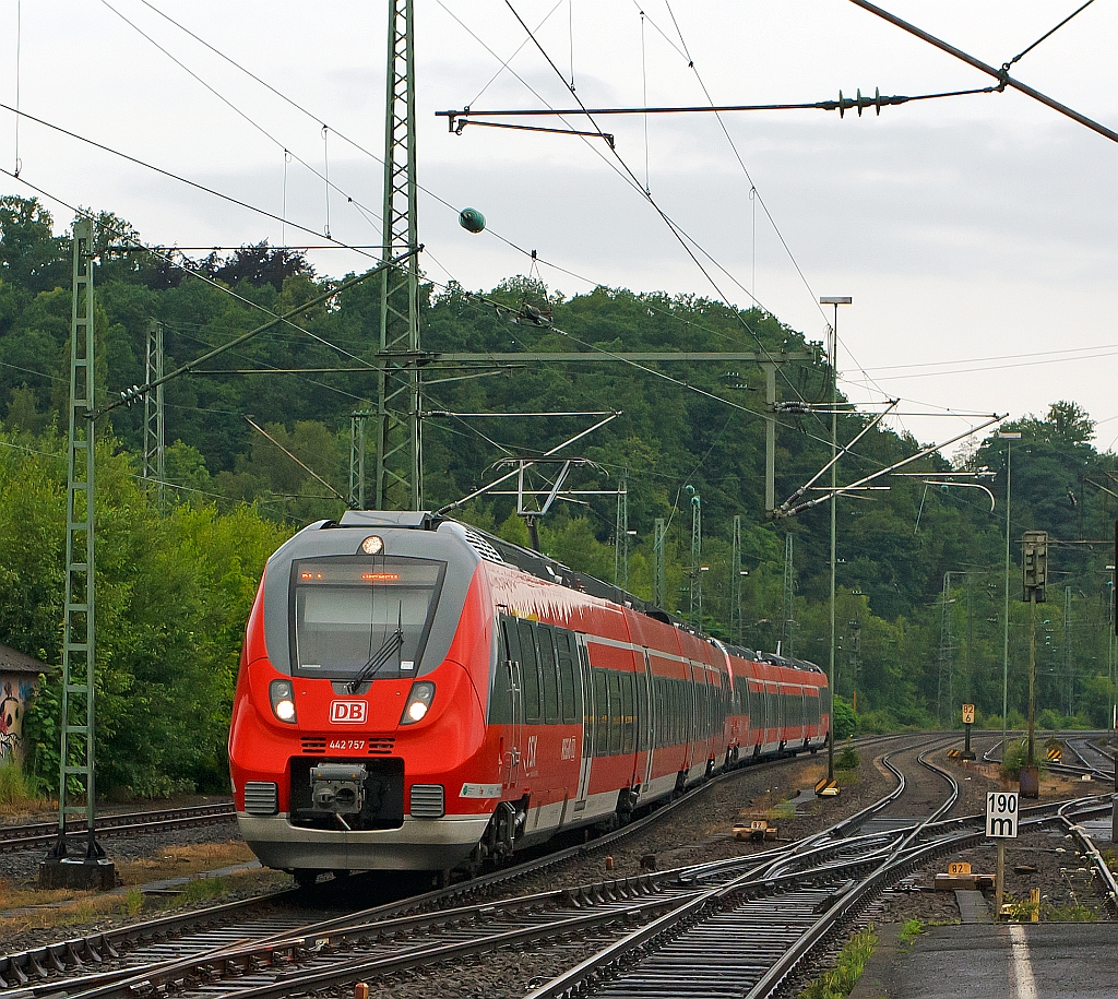 Hamsterbacken auf der Siegstrecke - 442 257 und 422 263 (Zwei gekuppelte 4-teilige Talent 2) fahren am 29.06.2012 als RE 9 (rsx - Rhein-Sieg-Express) Aachen - Kln - Siegen in den Bahnhof Betzdorf (Sieg) ein.
 
Man hrt Ihn kaum, wenn ich mich nicht gerade umgedreht htte wre er mir so entgangen. Einen lokbespannten Zug hrt man schon aus der Entfernung ankommen, aber diese Elektrotriebzge nicht.