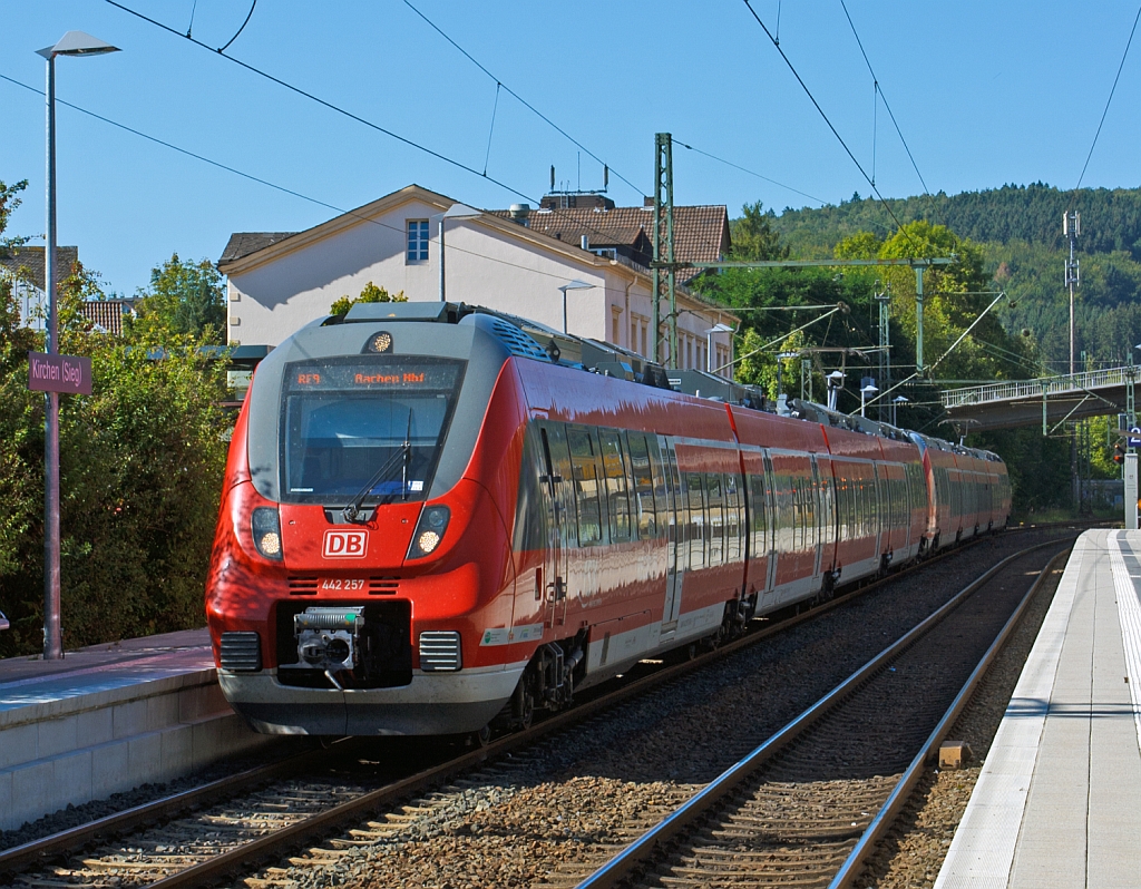 Hamsterbacken im Doppelpack - 442 257 / 757 und 442 756 / 256 zwei gekuppelte Talent 2  als RE 9 (rsx - Rhein-Sieg-Express) Siegen - Kln - Aachen fahren hier am 08.09.2012 vom Bahnhof Kirchen/Sieg weiter in Richtung Kln. 