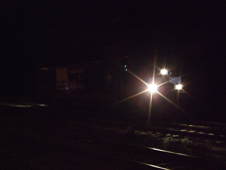 Hell waren die Lichter von 253 014-9 als Sie mir am 01.12.10 um 
06.00 Uhr im Bahnhof Rostock-Bramow vor die Kamera kam.