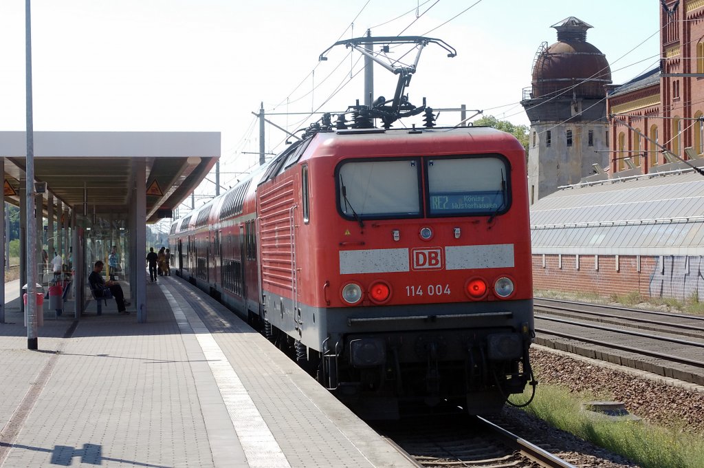 Heute war wieder ein RE2 mit einer 114er unterwegs und zwar die 114 004. Sie wartet hier in Rathenow als RE 38143 auf die Rckfahrt nach Knigs Wusterhausen. 20.07.2010