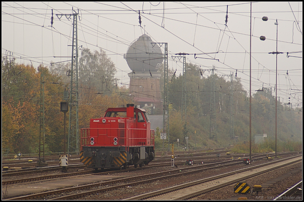 HGB 275 833-2 abgstellt auf einem Stumpfgleis. Im Hintergrund der Bebraer Wasserturm (NVR-Nummer 92 80 1275 833-2 D-ATLD, Eigentum ATC, gesehen Bebra 14.10.2010)