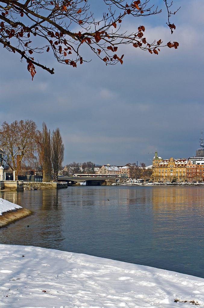 Hier das aus BB bekannte Bild, in originaler Hhe und um 0,65 nach links gedreht:

Ein Seehas (ein Flirt RABe521 xxx der SBB GmbH (Deutschland)) am 08.12.2012 auf der Konstanzer Rheinbrcke kurz vor dem Erreichen seiner Endstation Konstanz. 
Die  seehas -Strecke Engen - Singen - Radolfzell - Konstanz wird von der  SBB GmbH (Deutschland) betrieben.
SBB GmbH (Deutschland) hat fr die seehas-Strecke 9 vierteilige Flirts der Bezeichnung RABe526 651-659 ab 2006 in Dienst genommen, mittlerweile sind sie umgezeichnet in RABe521 xxx, 
diese haben folgende Techn. Daten:
Lnge ber (automatischer) Kupplung: 74.078 mm
Achsanordnung: Bo‘2‘2‘2‘Bo‘
Dauerleistung: 2.000 kW
Hchstgeschwindigkeit: 160 km/h