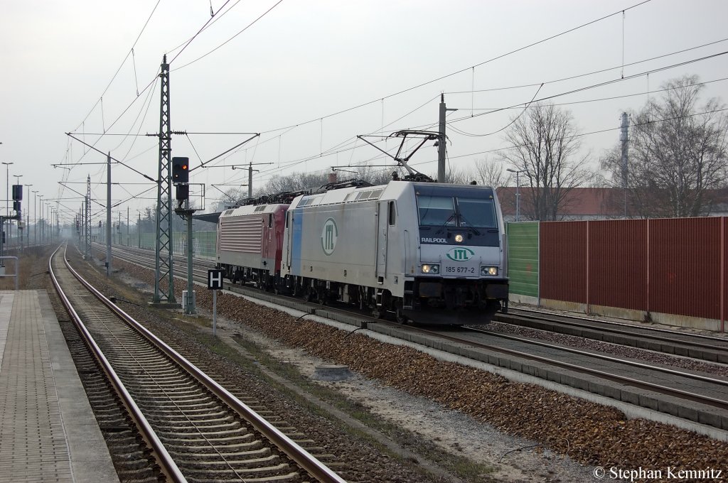 Hier ein kleiner ITL-Lokzug. Vorne die 185 677-2 Railpool im Dienst fr die ITL und dahinter kalt die 189 800-6 MTEG die momentan auch fr die ITL unterwegs ist. Beide sind ihr gerade in Rathenow und sind in Richtung Wustermark gefahren. 30.03.2011