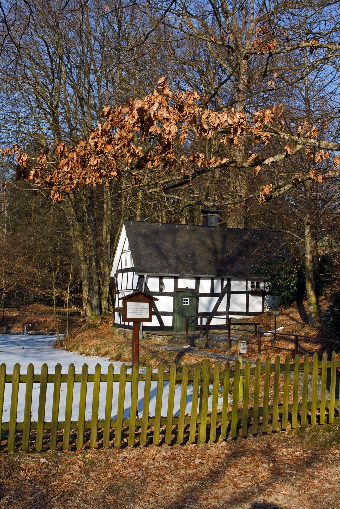 Hier mal von der Seite: Das alte Backhaus (Backes) am Pfarrteich in Oberholzklau (gehrt zu Freudenberg), Kreis Siegen-Wittgenstein, am 11.02.2012