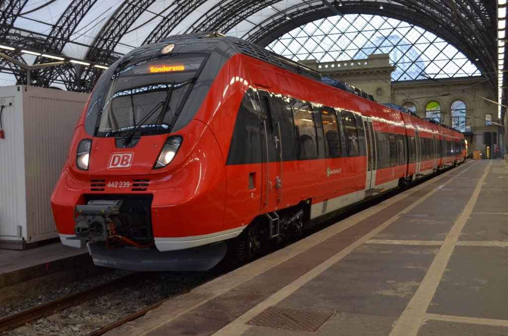 Hier steht der 442 239 im Dresdner HBF auf Glei 3 zur Abfahrt nach Freiberg (Sachsen). 
Aufgenommen am 23.01.2012

Dank an Stefan fr die INFO