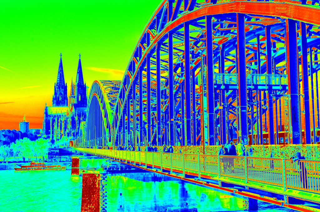 Hohenzollernbr�cke mit dem K�lner Dom, etwas verfremdet als  W�rmebild . (13.01.13)