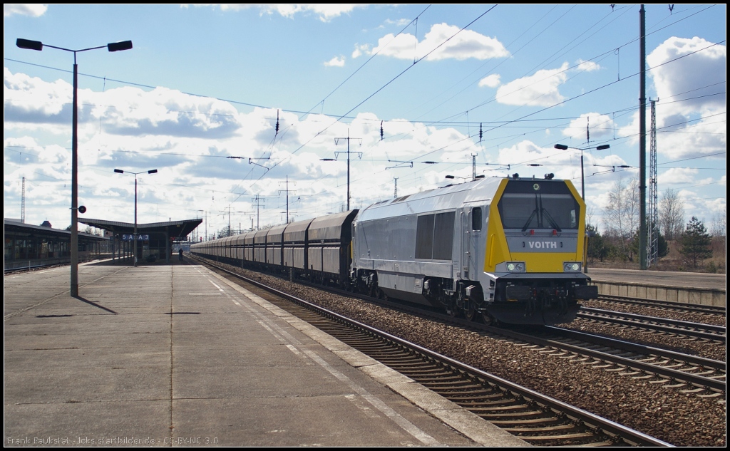HVLE 263 004 mit einem Erzzug am 07.04.2013 in Berlin Sch�nefeld Flughafen (NVR-Nummer 92 80 1263 004-4 D-DWK)