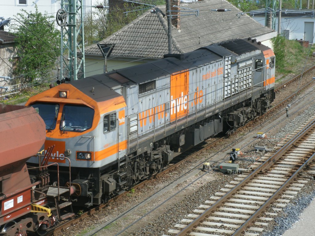 hvle-Tiger V330.1 rangierte am 27.April 2011 neben den alten Kleinbahnhof in Bergen/Rgen.