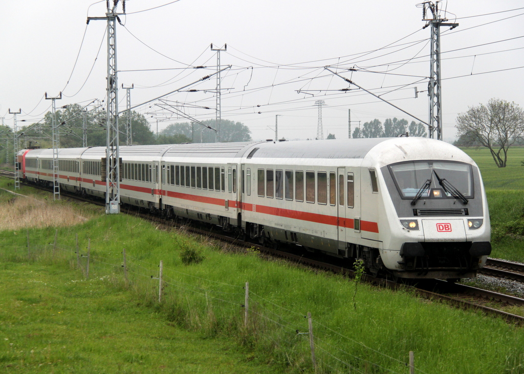 IC 2287 von Ostseebad Binz nach Hamburg Hbf bei der Durchfahrt in Sildemow.19.05.2013