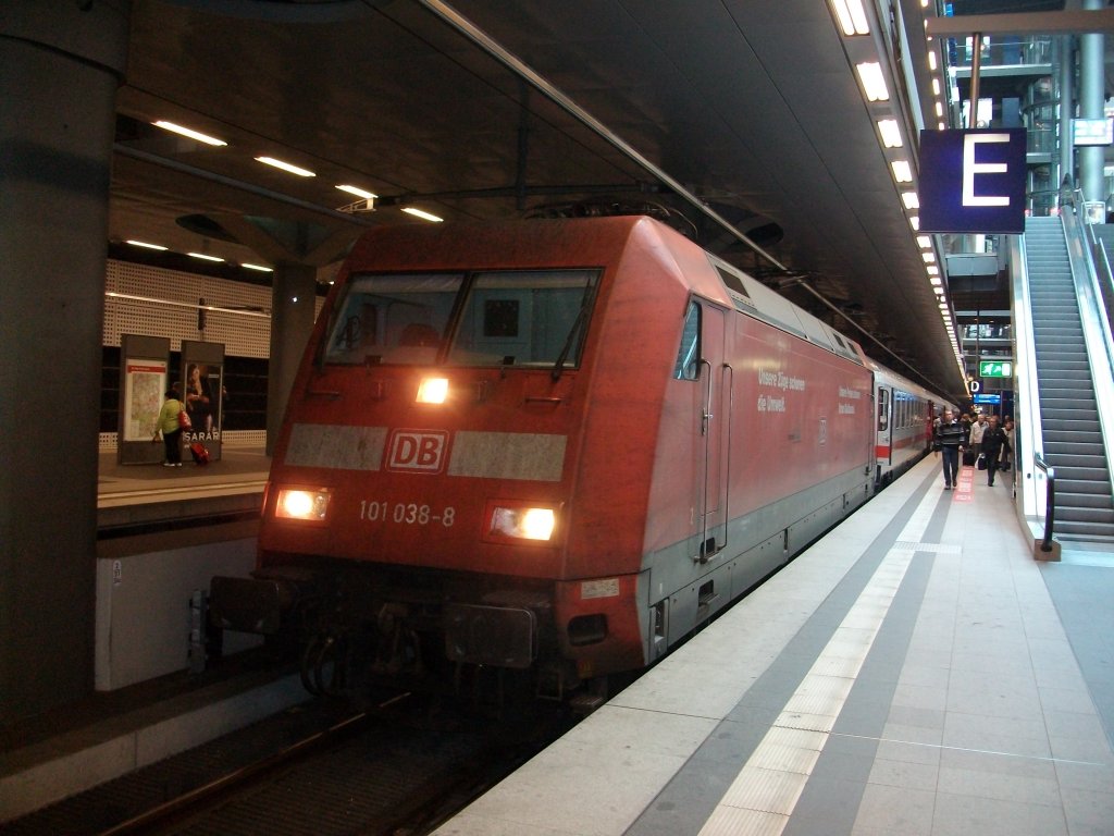 IC 2355 Dsseldorf-Binz am 09.Oktober 2010 mit 101 038 als Zuglok in Berlin Hbf(tief).