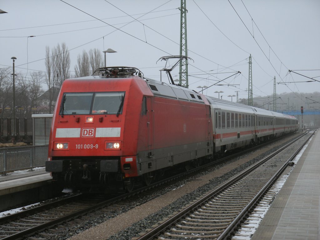 IC 2377 Binz-Frankfurt/Main zog,am 18.Februar 2012,wegen fehlenden Steuerwagen,101 009-9.Hier beim Halt in Bergen/Rgen.