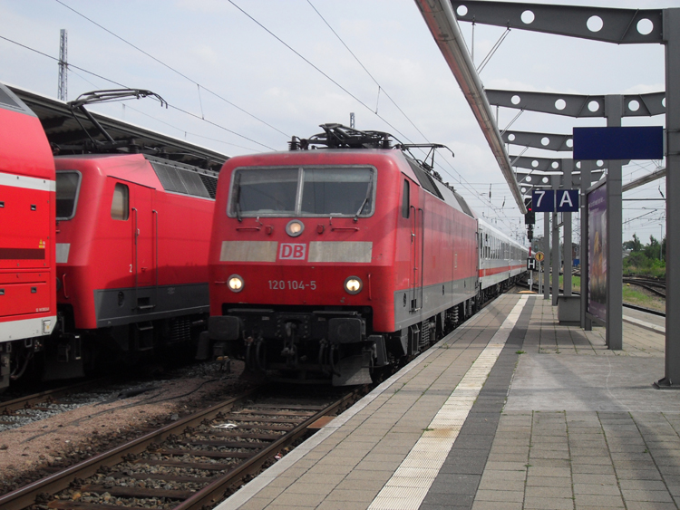 IC1861 von Hamburg-Altona Richtung Seebad Heringsdorf bei der Einfahrt um 14.58 Uhr im Rostocker Hbf.(13.08.10)