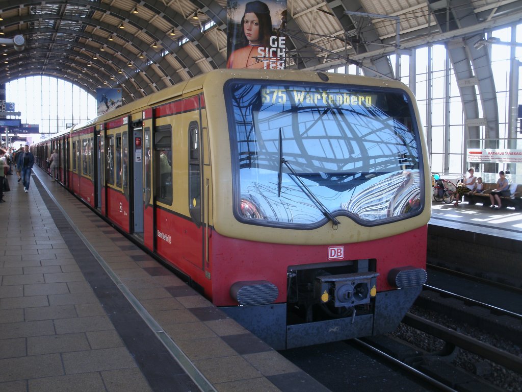 Im Bahnhof Berlin Alexanderplatz fotografierte ich 481 157 am 01.Oktober 2011.