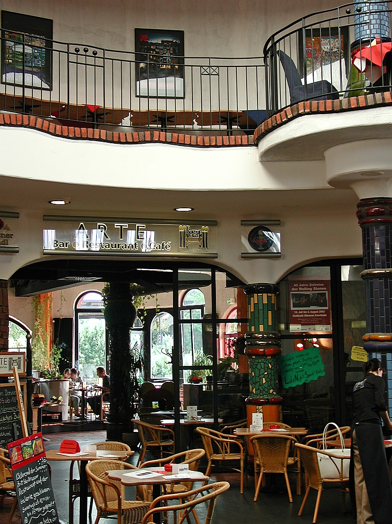 Im Empfangsgebude vom Hundertwasser-Bahnhof Uelzen am 20.08.2003.