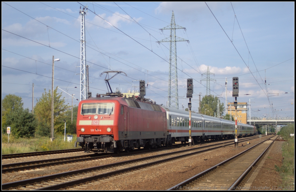 Im Sandwich ist dieser IC unterwegs. Vorne zieht DB Fernverkehr 120 133-4 und hinten schiebt 120 141-7 (gesehen 11.09.2011 Berlin Schönefeld Flughafen)