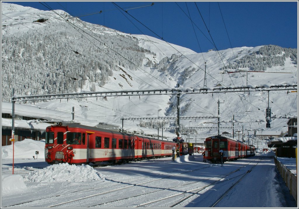 In Andermatt warten die sich kreuzenden Regionalzge Visp - Gschenen bzw. Gschenen - Visp auf ihre Abfahrt.
12.12.12