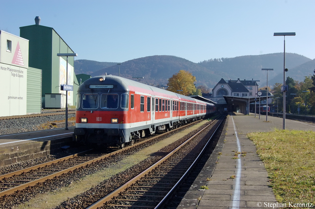 In Bad Harzburg verlsst gerade der RE (RE 14068) von Bad Harzburg nach Hannover Hbf den Bahnhof und geschoben hatte die 218 447-1. 01.11.2011