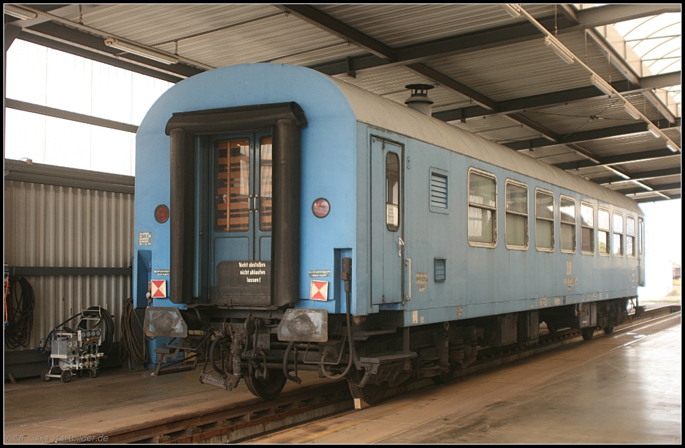 In einem der zug�nglichen  Carports  stand dieser bei der Mansfelder Bergwerksbahn eingestellte Dienstwagen DR 60 50 99-68 703-6 [P] Dienst (10 Jahre Kombiwerk Magdeburg-Rothensee 17.09.2010)