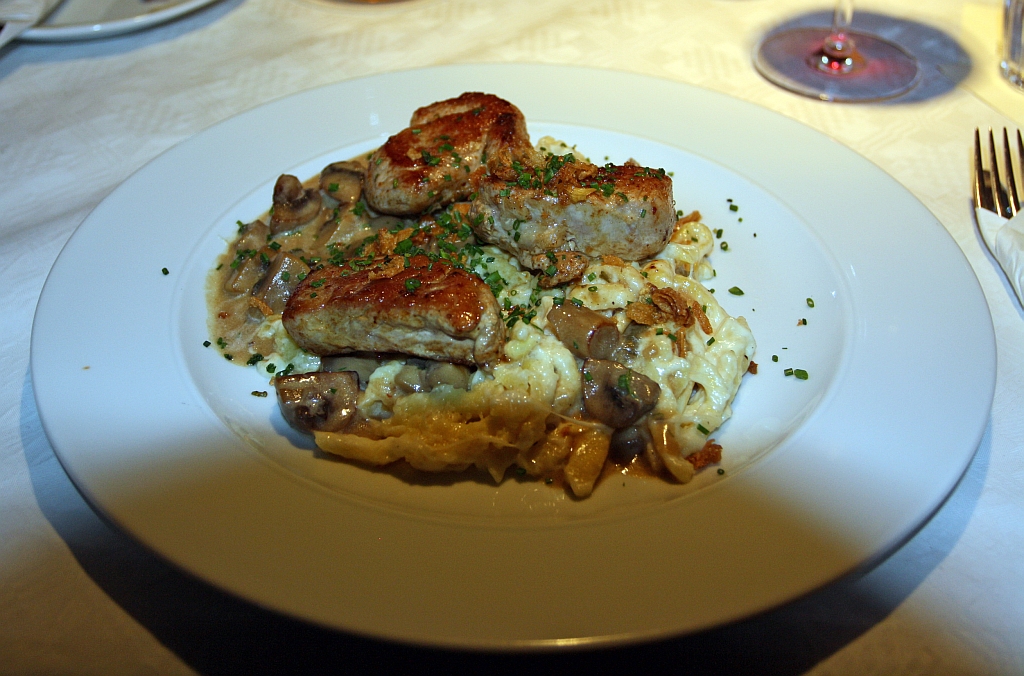 In der Hafenhalle in Kontanz am 08.12.2012 - Hafenhallenteller - Schweinefiletmedaillons auf K�ssp�tzle mit Champignons in Kr�uterrahm mit R�stzwiebeln.