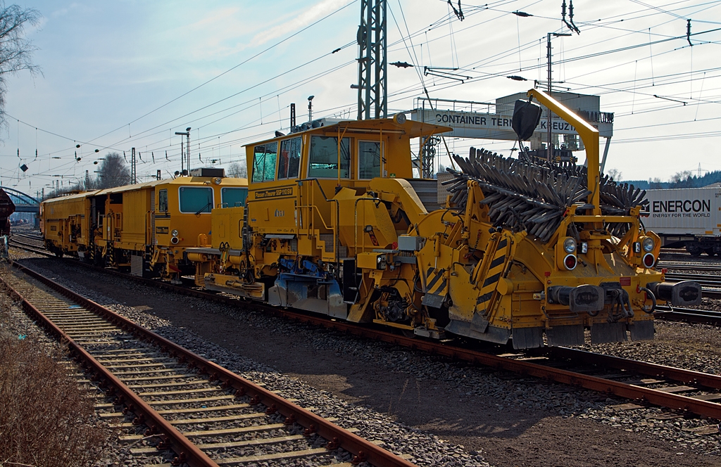 In Kreuztal am 27.03.2013 abgestellt, 
vorne die:
Plasser & Theurer (Österreich) Schotterverteil- und Planiermaschine SSP 110 SW (Schweres Nebenfahrzeug Nr. 97 16 46 521 18 - 9) der DGU (Deutsche Gleisbau Union).
Der Schotterpflug wurde 2009 unter der Masch.-Nr. 851  bei der Plasser & Theurer gebaut.

und dahinter:

Plasser & Theurer Universalstopfmaschine 08 - 475 Unimat 4S (Schweres Nebenfahrzeug Nr. 97 43 42 541 18 - 8) der DGU (Deutsche Gleisbau Union).
Die  Stopfmaschine wurde 2008 unter der Masch.-Nr. 1313 bei Plasser & Theurer (Österreich) gebaut.

Aufgrund wie und wo die Maschinen abgestellt waren musste ich sie hier von der Schattenseite aufnehmen.
