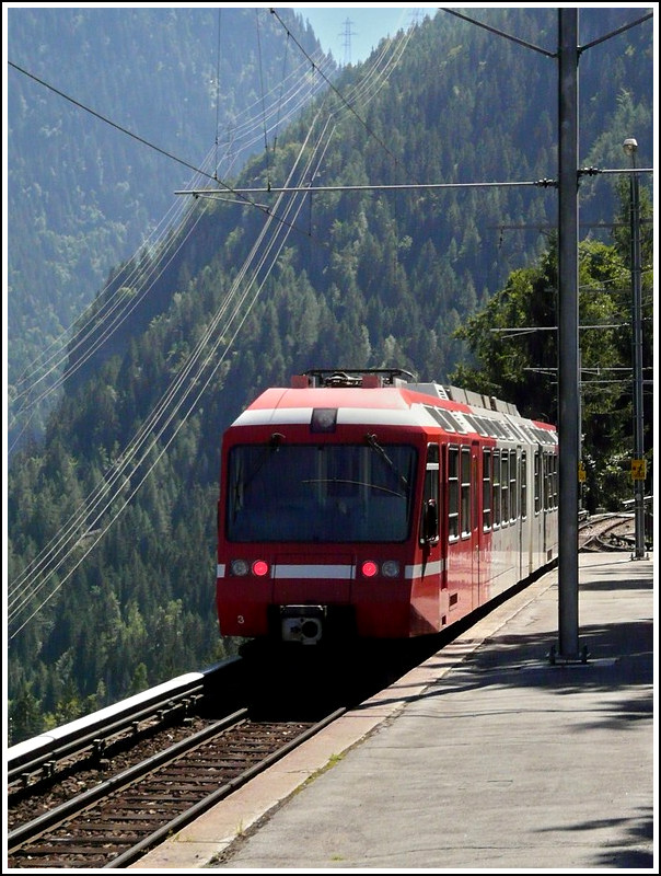 In Le Trtien gibt es eine Kreuzugsstelle auf der Strecke des Mont-Blanc Expres. Hier ist auch die Stromschiene gut zu sehen, sowie die abenteuerliche Streckfhrung, welche manchmal sehr nahe am Abgrund gebaut wurde. Der bergwrts fahrende Triebzug BDeh 4/8 3 (SNCF Z 803) begegnet unseren talwrts fahrenden Zug im Gegenlicht. 03.08.2008 (Jeanny)
