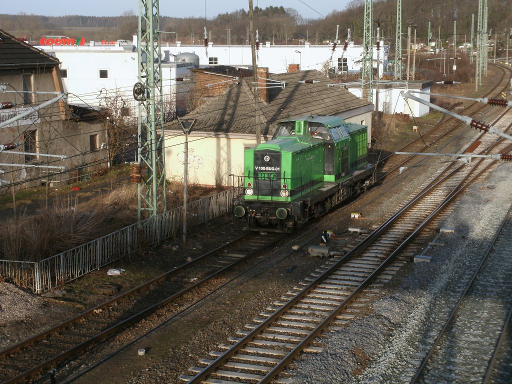 In der Nachmittagssonne vom 03.Februar 2011 stand in Bergen/Rgen V100-BUG-01.