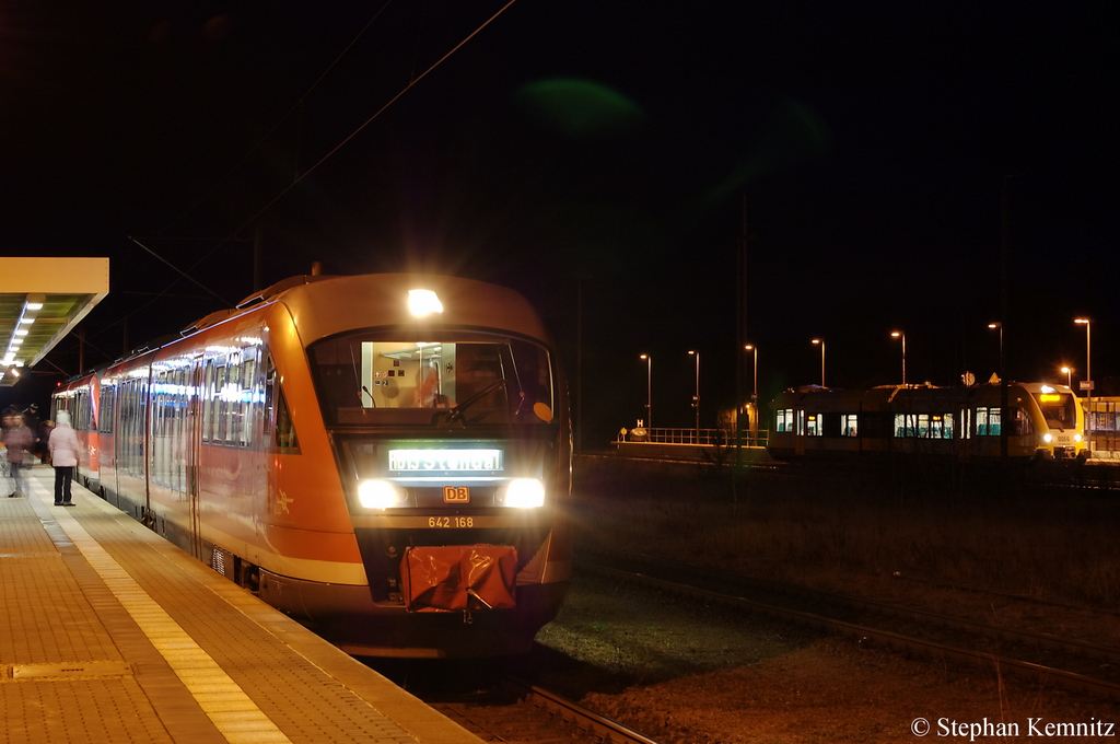 In Rathenow steht am Gleis 2 das RB13 Wochenend-Doppel, bestehend aus 642 168/668 und einer weiteren 642er, als RB13 (RB 17966) nach Stendal. Am Gleis 3 steht die VT 646.045 (646 045-4) der ODEG - Ostdeutsche Eisenbahn GmbH als OE51 (OE 68983) nach Brandenburg Hbf. 18.12.2011