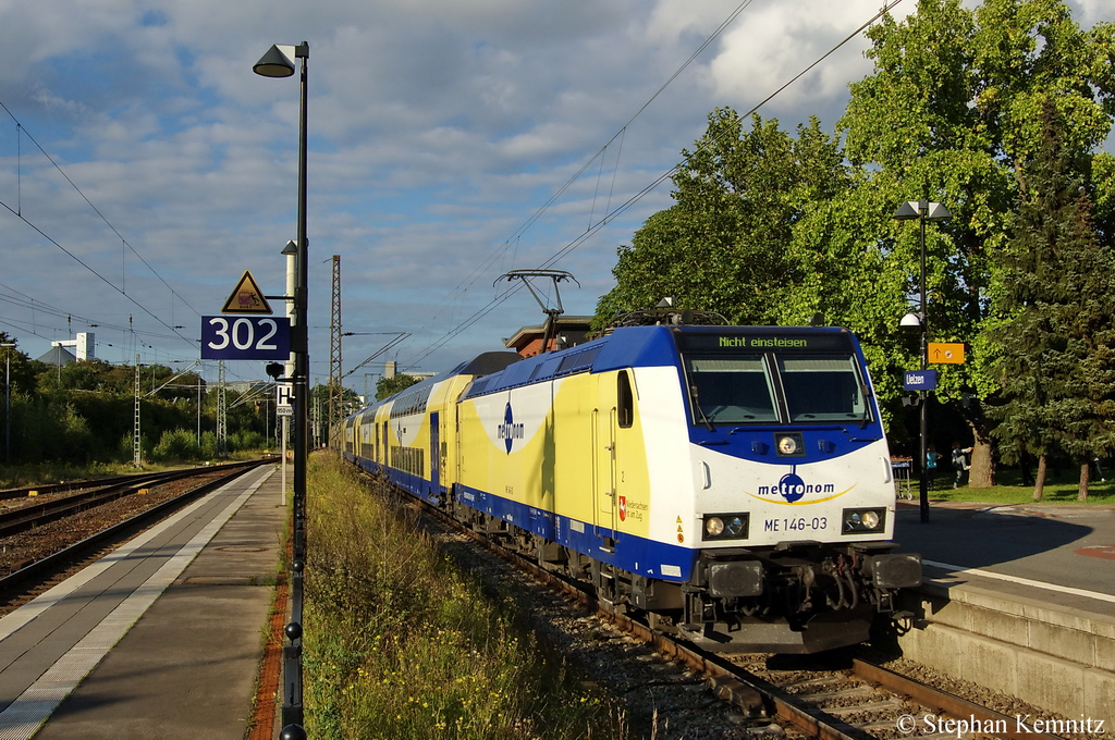 In Uelzen kommt gerade die ME 146-03 [Name: Bienenbttel] (146 503-8) mit dem (ME 82123) aus Hamburg an und fhrt dann in das Bahnbetriebswerk. 01.09.2011
