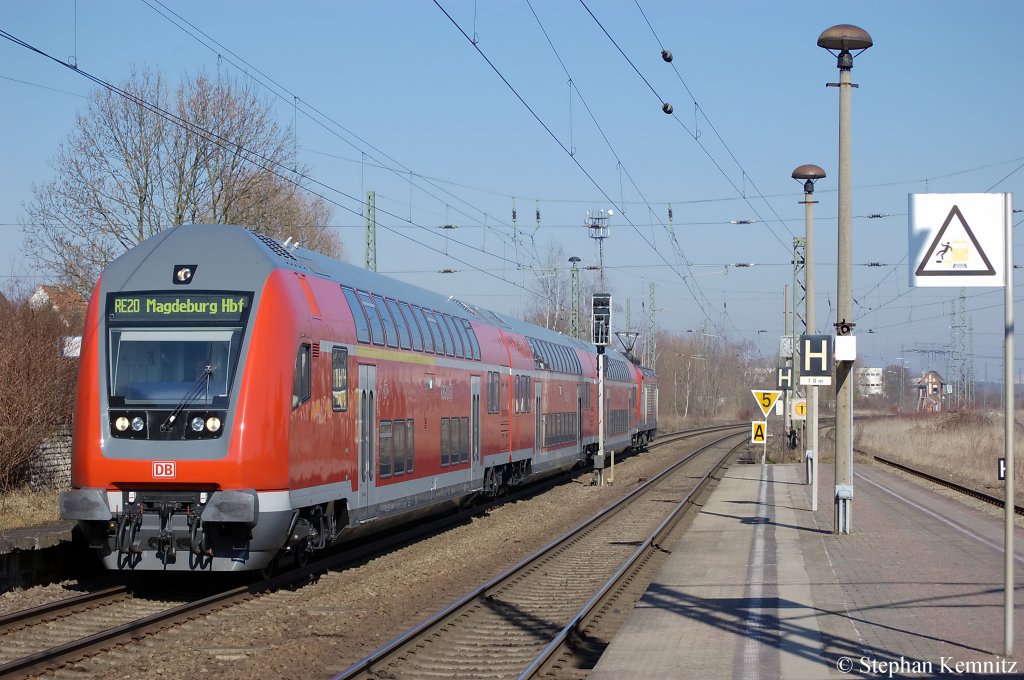 In Wolmirstedt fhrt der RE20 (RE 17709) nach Halle(Saale) ein. Geschoben hat die 112 138. 26.02.2011