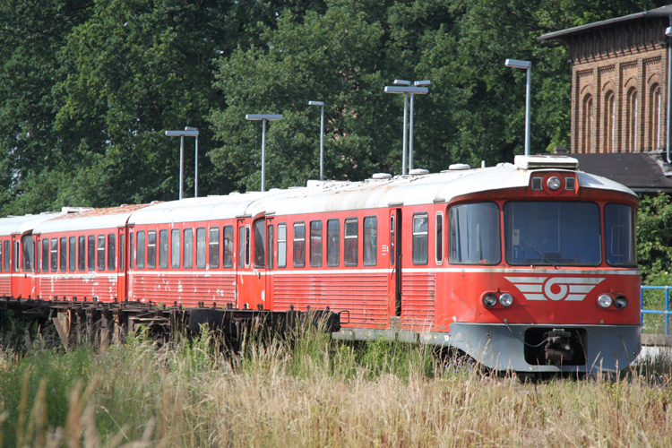 Infos zu Folge hatte die damalige Arriva vor einigen Jahren fr eine europaweite Expansion dnischer ML Triebwagen gekauft. Bislang wurde nur eine Einheit in Neustrelitz aufgearbeitet und kommt nun in Polen zum Einsatz Bahnhof Meyenburg.(13.06.2011)