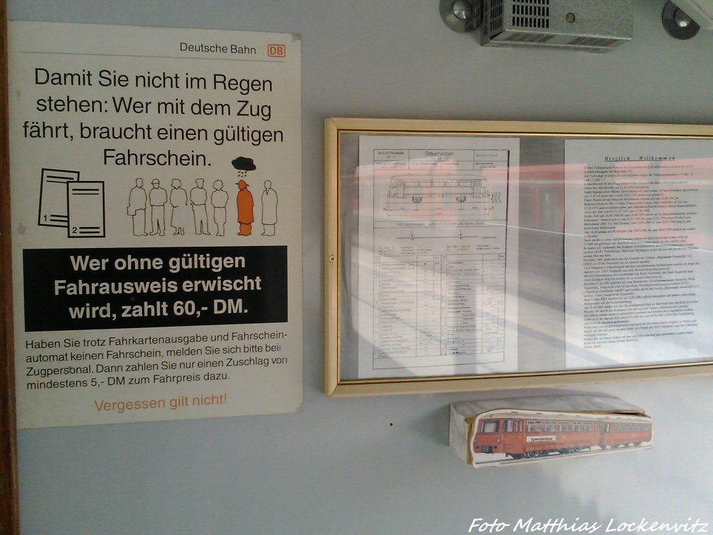 Infoschilder vn Damals im Fahrgastraum vom 172 601-7 im Bahnhof Bergen auf R�gen am 2.6.13
