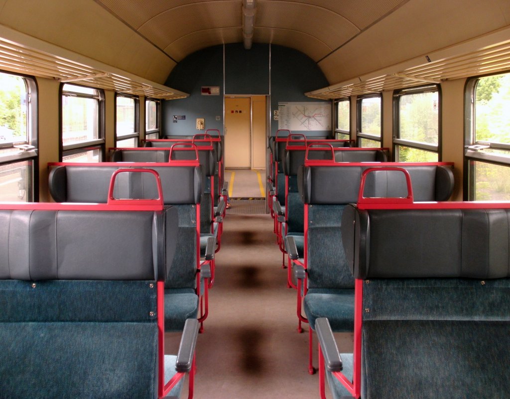 Innenraum eines n-Wagens im Design Hannover, mit der Kennzeichnung D-DB 50 80 82-34 178-7 Bnrdzf 463.1 .
Der Wagen ist seit Dezember 2011 in N�rnberg beheimatet, davor war er in M�nchen stationiert. Hersteller des Wagens ist das AW Karlsruhe, die Abnahme erfolgte am 27.09.1974. Die letzte Modernisierung fand am 04.11.1991 statt und die letzte Revision ist auf den 10.12.2008 datiert.
Hier ein Bild vom 3. Juli 2012, als er auf der Strecke W�rzburg-Bamberg unterwegs war.